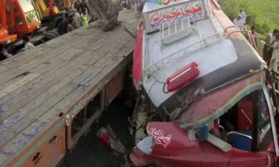 পাকিস্তানে ভয়াবহ সড়ক দুর্ঘটনায় চালকসহ নিহত ১১