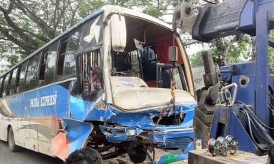 পাবনায় বাস-অ্যাম্বুলেন্সের মুখোমুখি সংঘর্ষে নিহত ৩