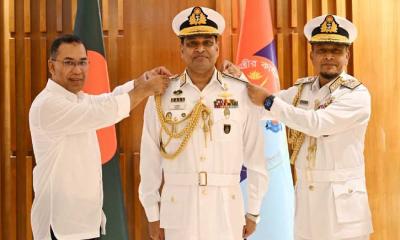 নবনিযুক্ত নৌবাহিনী প্রধানকে র‍্যাঙ্ক ব্যাজ পরিয়ে দিলেন প্রধানমন্ত্রী