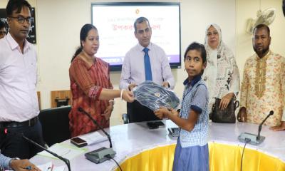 শ্রীপুরে শিক্ষার্থীদের মাঝে বাইসাইকেল, সেলাই মেশিন ও স্কুল ব্যাগ বিতরণ