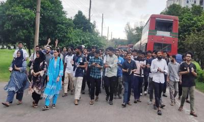 প্রকৌশল শিক্ষার্থীদের উপর পুলিশের হামলার প্রতিবাদে যবিপ্রবিতে বিক্ষোভ মিছিল
