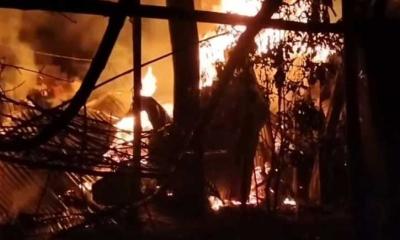 কিশোরগঞ্জে ভয়াবহ অগ্নিকাণ্ডে পুড়ে ছাই তিন পরিবারের বসতঘর