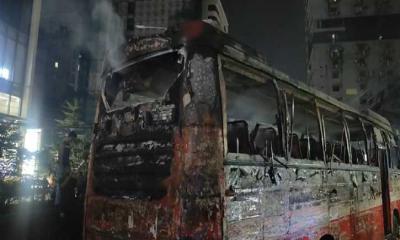 রাজধানীর মহাখালীতে চলন্ত বাসে আগুন