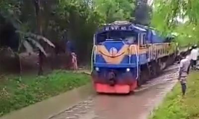 রেললাইনে হাঁটু পানি, ২ ঘণ্টা বিলম্বে ছেড়ে গেছে বনলতা ট্রেন