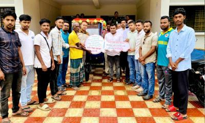 ঝিনাইগাতীতে প্রতিবন্ধী রফিকুলকে অটোরিকশা প্রদান