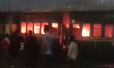 রাজধানীর তেজগাঁওয়ে ট্রেনের বগিতে আগুন