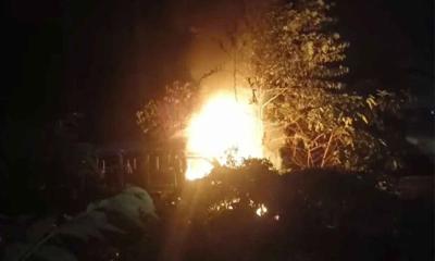 কেরানীগঞ্জ থানায় গাড়িতে আগুন