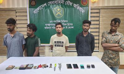 সাভারে সেনাবাহিনীর অভিযান, ছিনতাইকারী চক্রের ৫ সদস্য গ্রেপ্তার
