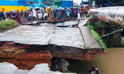 চট্টগ্রামে ভারী বৃষ্টি ফলে সেতু ভেঙে দুই ভাগ, যান চলাচল বন্ধ
