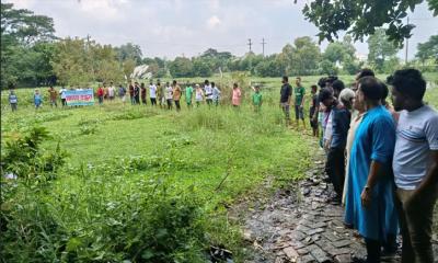 লৌহজংয়ে স্কুলের রাস্তায় জলাবদ্ধতা: প্রতিবাদে এলাকাবাসীর মানববন্ধন