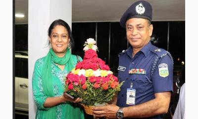 মাননীয় উপদেষ্টা সৈয়দা রিজওয়ানা হাসানকে পুলিশ সুপারের উষ্ণ অভ্যর্থনা