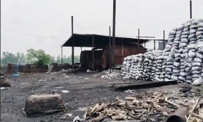 রায়গঞ্জে টায়ার পুড়িয়ে জ্বালানি তেল উৎপাদন , হুমকির মুখে পরিবেশ ও জনস্বাস্থ্য