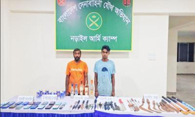 নড়াইলের রূপগঞ্জ বাজারে সেনা অভিযান: অস্ত্র, বিদেশি মদসহ দুইজন গ্রেপ্তার