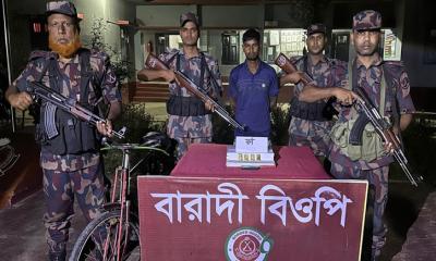 চুয়াডাঙ্গা সীমান্তে কোটি টাকার স্বর্ণের বারসহ যুবক আটক