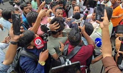 ধানমন্ডি ৩২ নম্বরে সাংবাদিকদের ওপর হামলা