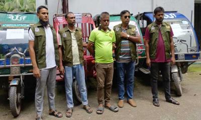 লালমনিরহাটে ডিবির অভিযানে ৫টি চোরাই ইজিবাইক উদ্ধার, গ্রেপ্তার ১