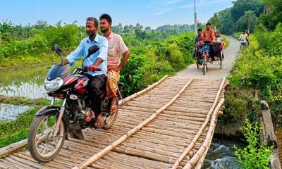 বাঁশের সাঁকোই ভরসা, দুর্ভোগে ৫-৬ গ্রামের মানুষ