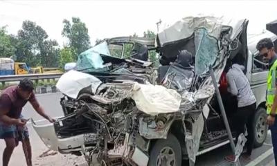 টাঙ্গাইলে দাঁড়িয়ে থাকা ট্রাকে মাইক্রোবাসের ধাক্কা, নিহত ৩