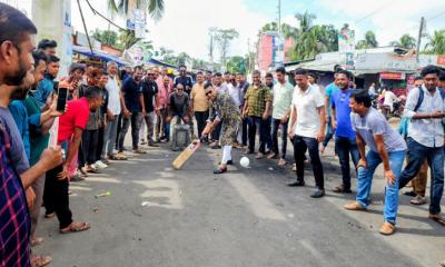 হরতালে মোরেলগঞ্জের আঞ্চলিক মহাসড়কে ক্রিকেট উচ্ছাসে বিএনপি নেতা কাজী খায়রুজ্জামান শিপন