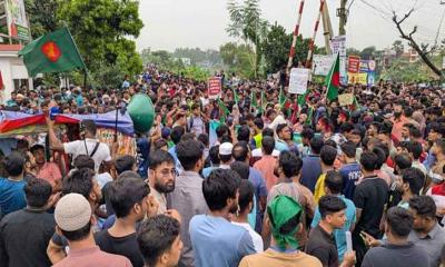 গাজীপুরে মহাসড়ক ও রেলপথ ব্লকেড