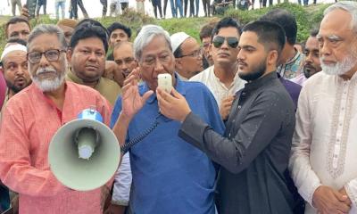 সিরাজদিখানের বালুচরে মোল্লাকান্দি সেতুর নির্মাণকাজ পরিদর্শনে সাবেক প্রতিমন্ত্রী মিজানুর রহমান সিনহা