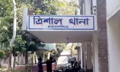 ময়মনসিংহে বন্ধুকে কুপিয়ে হত্যার পর অস্ত্র হাতে থানায় যুবক