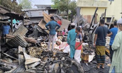 জীবননগরে মধ্যরাতে ভয়াবহ আগুনে পুড়ল ১১ দোকান, ক্ষয়ক্ষতির পরিমাণ প্রায় পৌনে ১ কোটি টাকা
