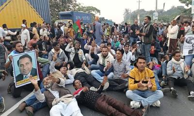 কুষ্টিয়া-২ আসনে বিএনপির মনোনয়ন পরিবর্তনের দাবিতে মহাসড়কে শুয়ে অবরোধ