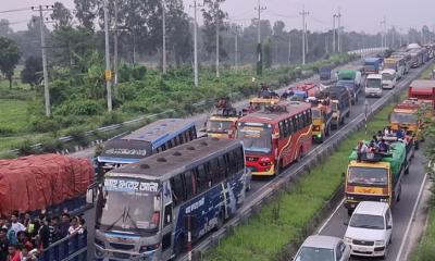 ঢাকা-টাঙ্গাইল মহাসড়কে দীর্ঘ যানজট, ভোগান্তিতে ঘরমুখো যাত্রীরা