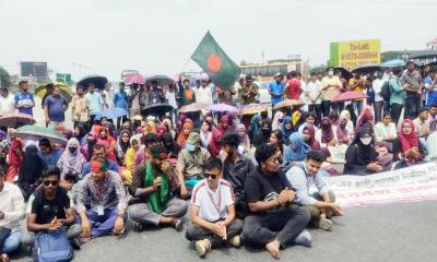 স্থায়ী ক্যাম্পাসের দাবিতে রবীন্দ্র বিশ্ববিদ্যালয় শিক্ষার্থীদের সড়ক অবরোধ