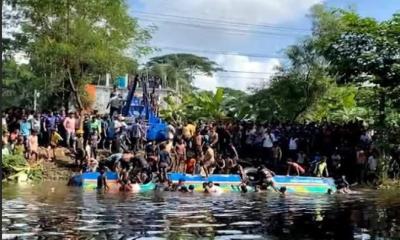 লক্ষ্মীপুরে যাত্রীবাহী বাস খালে, ৩ জনের মৃত্যু