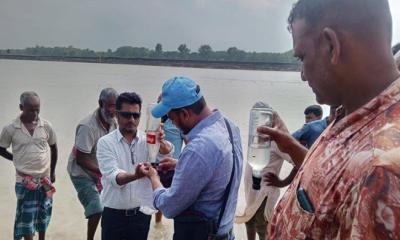 গোদাগাড়ীতে পদ্মা নদীর পাড়ে মিথেন গ্যাসের উপস্থিতি, তিন বোতল গ্যাস সংগ্রহ করল বাপেক্স