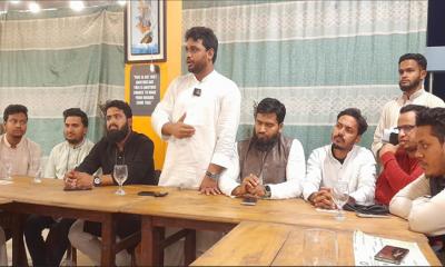 সাংবাদিকদের সঙ্গে চট্টগ্রাম-৮ আসনের এনসিপি প্রার্থী জুবাইরুল হাসান আরিফের মতবিনিময়