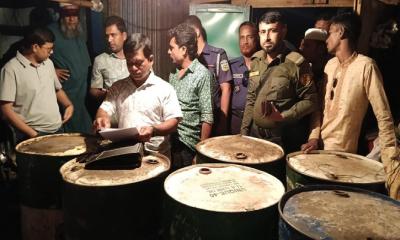 কেন্দুয়ায় অবৈধভাবে মজুত ৮০০ লিটার পেট্রোল জব্দ