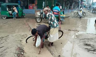 সংস্কারের নামে জনদুর্ভোগ, কাদা-পানিতে ডুবেছে ধানগড়া গোলচত্বর