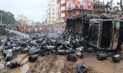 ব্রাহ্মণবাড়িয়ায় সিলিন্ডারবাহী ট্রাক উল্টে একের পর এক বিস্ফোরণ