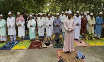 ফরিদপুরে আগাম ঈদুল আযহা উদযাপন করলেন ১০ গ্রামের মুসল্লিরা