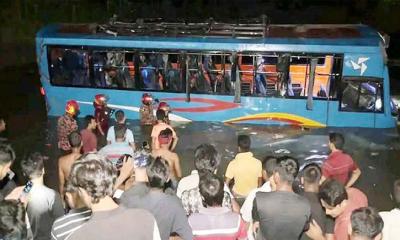 রংপুরে বাস নিয়ন্ত্রণ হারিয়ে পুকুরে, নিহত ৩