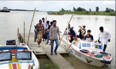 চরভদ্রাসনের গোপালপুর ও মৈনট ঘাট দিয়ে জীবনের ঝুঁকিতে পদ্মা পারাপার