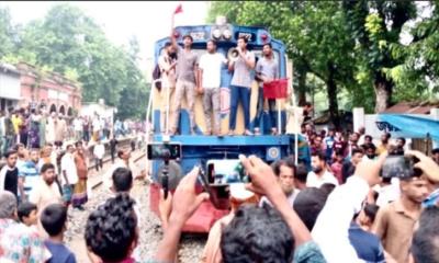 চুয়াডাঙ্গায় আন্তঃনগর ট্রেন যাত্রাবিরতির দাবিতে রেললাইন অবরোধ