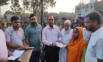 লৌহজংয়ে অগ্নিকাণ্ডে ক্ষতিগ্রস্ত ব্যবসায়ীদের মাঝে উপজেলা প্রশাসনের আর্থিক সহায়তা প্রদান