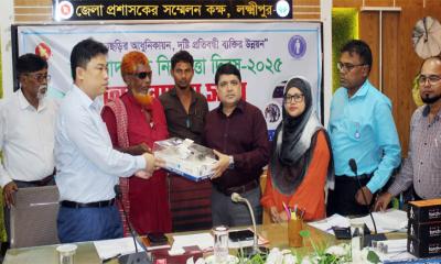 লক্ষ্মীপুরে বিশ্ব সাদাছড়ি নিরাপত্তা দিবস উপলক্ষে হুইল চেয়ার ও ছড়ি বিতরণ