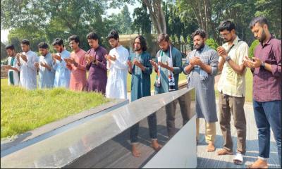 শহীদ শামসুজ্জোহার কবর জিয়ারত করল রাকসুর নবনির্বাচিত প্রতিনিধি দল