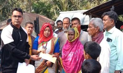 অগ্নিকাণ্ডে ছয় বসতবাড়ি পুড়ে ছাই, ক্ষতিগ্রস্তদের পাশে প্রশাসন ও দলীয় নেতাকর্মীরা