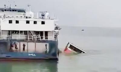 আবারও দৌলতদিয়া ঘাটে যাত্রীবাহী বাস পড়ল নদীতে