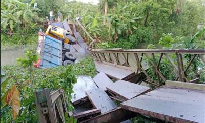 পিরোজপুরে মালবোঝাই ট্রাক বেইলি ব্রিজ ভেঙে খালে, যোগাযোগ বন্ধ
