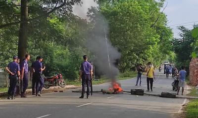 স্কুলছাত্রী ধর্ষণের ঘটনাকে কেন্দ্র করে খাগড়াছড়িতে চলছে সড়ক অবরোধ
