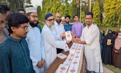 পবিপ্রবি বরিশাল ক্যাম্পাসে ছাত্রশিবিরের পক্ষ থেকে ফ্রি কুরআন বিতরণ
