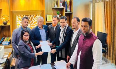 চট্টগ্রাম-১৩ আসনে বিএনপির প্রার্থী সরওয়ার জামাল নিজামের মনোনয়ন ফরম জমা