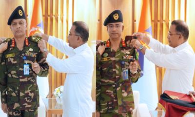 পদোন্নতিপ্রাপ্ত দুই সেনা কর্মকর্তাকে র‌্যাঙ্ক ব্যাজ পরালেন প্রধানমন্ত্রী